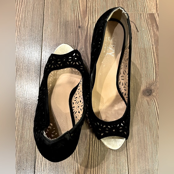 *LIKE NEW* Gorgeous sexy classic black velour peep toe 3.5” heels Sz. 8.5-9 - Picture 5 of 10